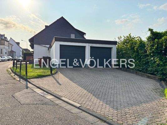 Einzelgarage mit Sektionaltor