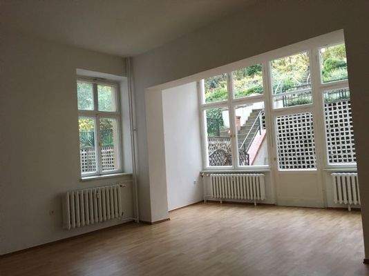 großes helles Wohnzimmer