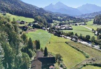 Hof mit großzügigen Flächen