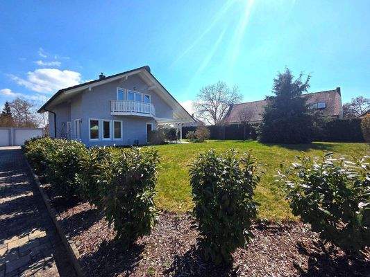 Blick auf das Haus von der Einfahrt