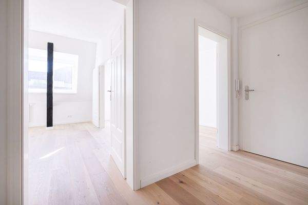 WE8 Flur Blick Haustür