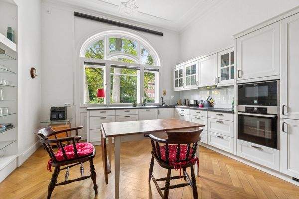 Lichtdurchflutete und moderne Küche mit schönem Ausblick