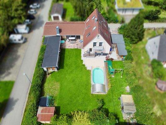 Sonniger und sehr großer Garten