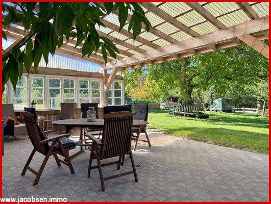 Überdachte Terrasse mit Blick in den Garten