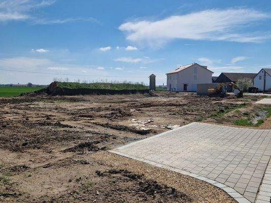 Zufahrt Parzelle 12 im Vordergrund