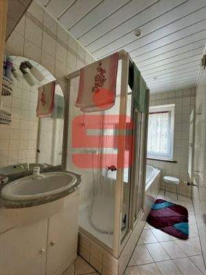 EG - Bad mit Dusche und Wanne