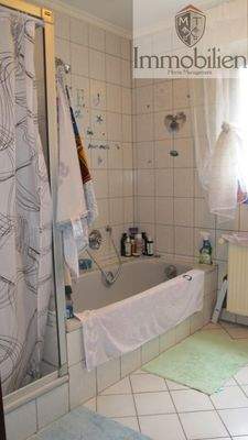 Tageslichtbad mit Wanne und Dusche