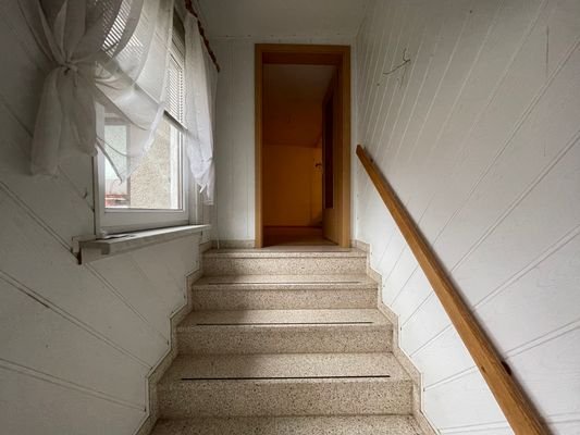 Windfang mit Treppe zum Haus