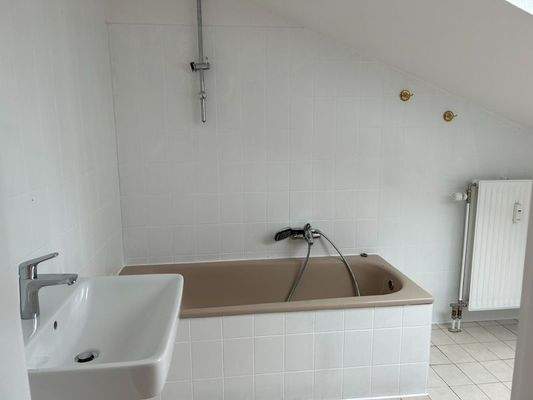 TL-Bad, DG mit Wanne und...