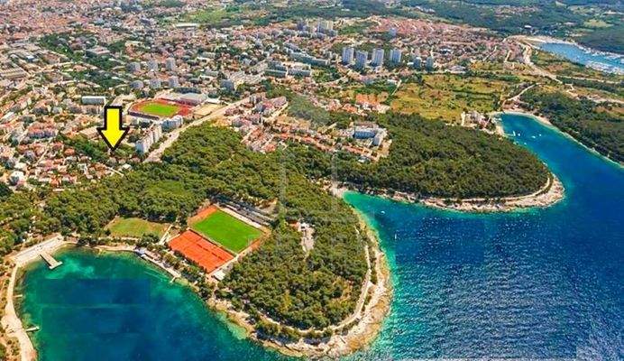 Hoch oben über Pula 