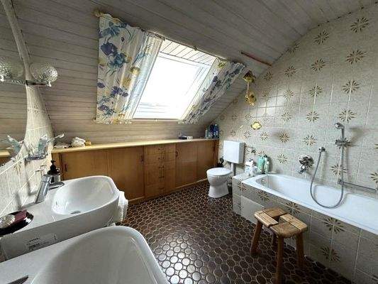 Badezimmer im Dachgeschoss