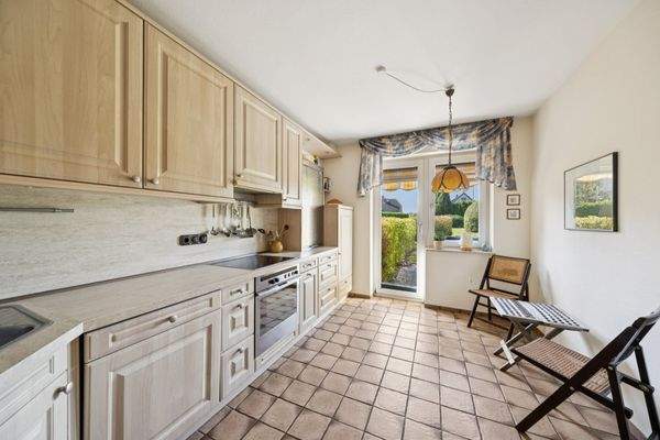 Küche mit Zugang auf die Terrasse