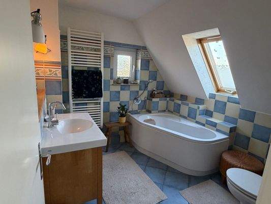Bad mit Wanne im Obergeschoss