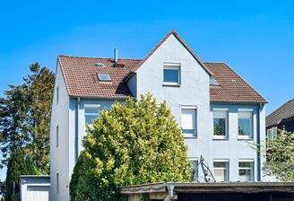 Gebäudeansicht mit Auffahrt 