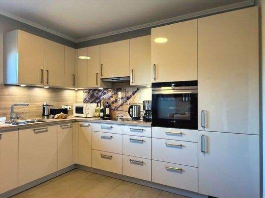 große Küchenzeile mit viel Stauraum