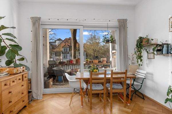 Essbereich mit Blick auf Balkon