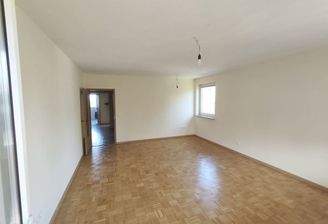 Wohnzimmer mit Parkettboden