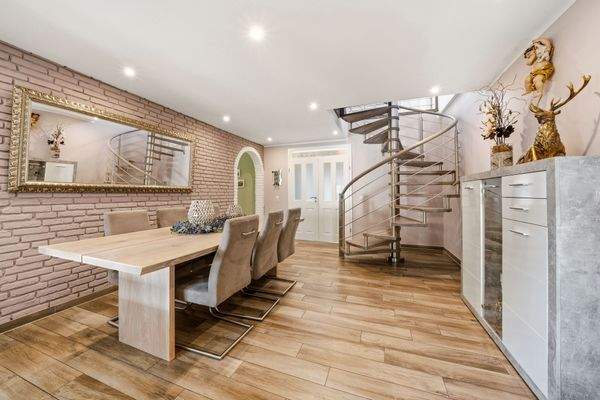 Essbereich mit Treppe ins Dachgeschoss