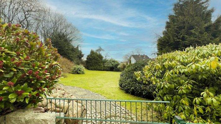 Gartenansicht von der Straße