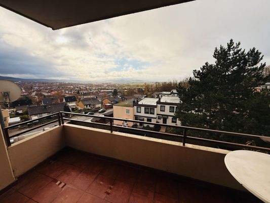5 Überdachter Balkon mit Weitblick