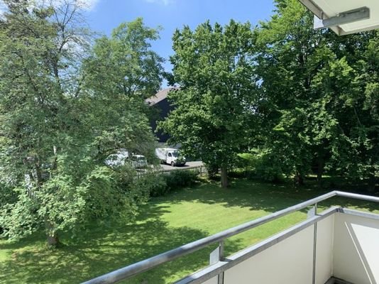 Blick vom Balkon in den Garten