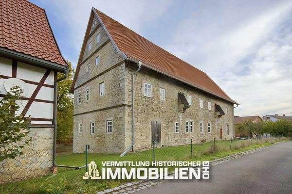 Sanierungsbedürftiges Herrenhaus von Süden