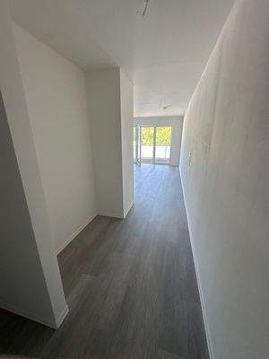 Heller Flur mit Balkonzugang