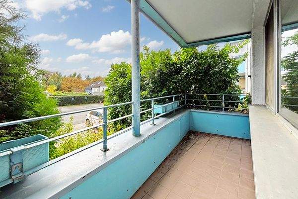 sonnige, überdachte Loggia