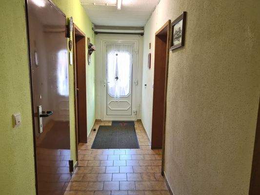 Eingangstür mit Flur im Untergeschoß.jpg