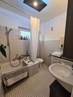 Älteres Fensterbad mit Wanne