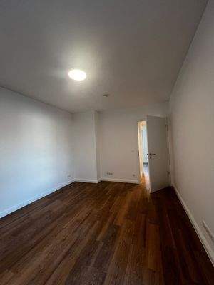 Leeres Zimmer mit Holzboden