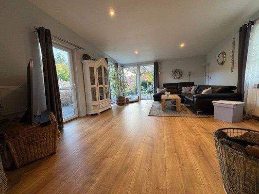 Wohnzimmer mit Ofen und Klimaanlage