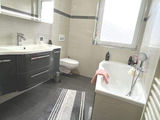 Das Tageslichtbadezimmer im Obergeschoss