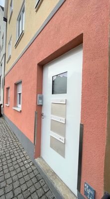 Eingang Mehrfamilienhaus 