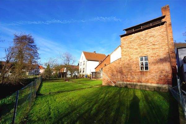 Außenansicht Hinterseite mit Garten + zugehörige Gebäude