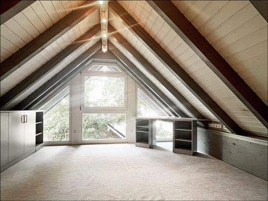 Auch hier sorgen große Fensterfronten für angenehm viel Licht