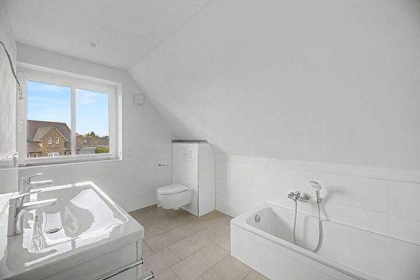 Vollbad mit Doppelwaschtisch, Wanne und 