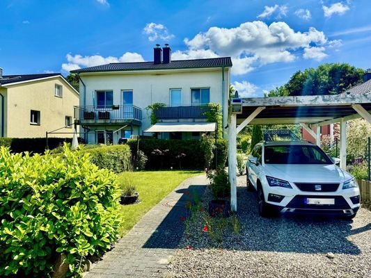 Westansicht mit Carport