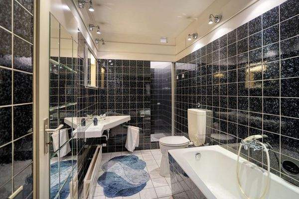 Bad mit Dusche und Badewanne im Souterrain