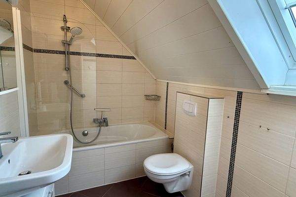 Das Tageslichtbad im Dachgeschoss.