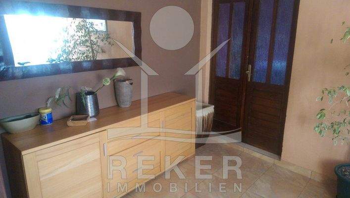 Das große Steinhaus wird derzeit bewohnt und ist charmant eingerichtet.