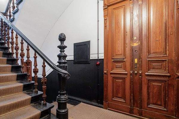 Treppenhaus und Wohnungstür