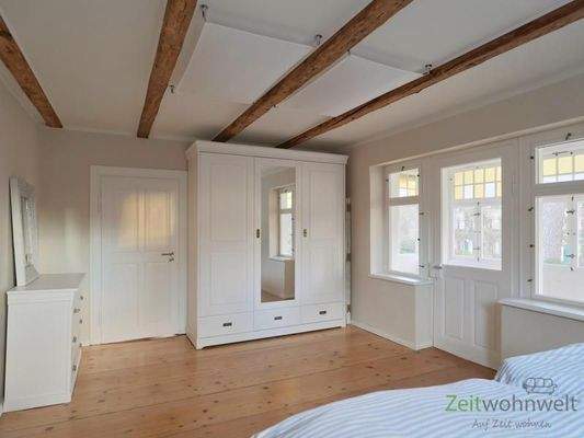 Kleiderschränke und Veranda-Ausgang