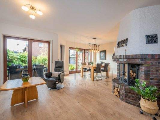 Wohn- und Essbereich mit Gartenblick