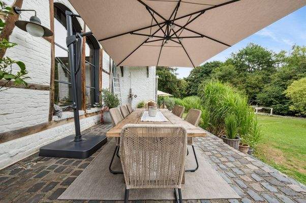 Essbereich im Freien mit Blick ins Grüne