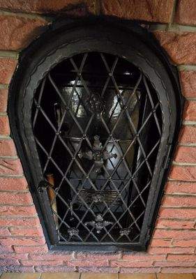 Kachelofentür im Flur