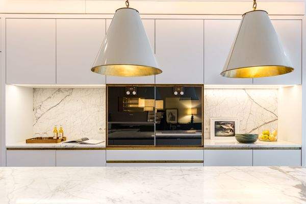 Moderne Küche mit exklusiven Geräten