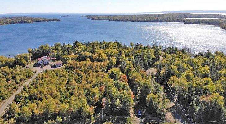 Cape Breton - Bras d`Or Lake - Tolles See-Ufergrun