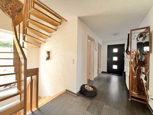 Großzügiger Flur, Garderobe, Gäste-WC