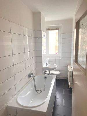 Helles Badezimmer mit Badewanne